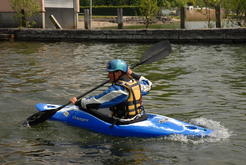 Kajak Grundschlag rückwärts Paddelblatt aus dem Wasser nehmen