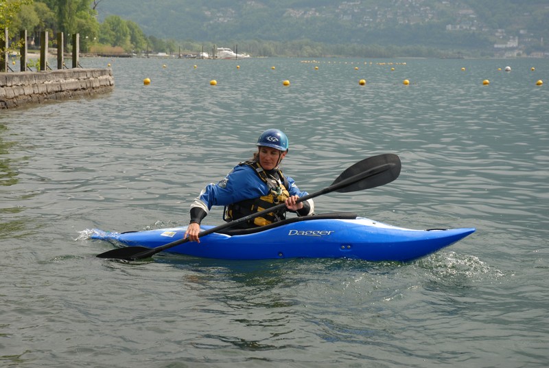 Kajak Bogenschlag vorwärts - Paddelblatt aus dem Wasser nehmen