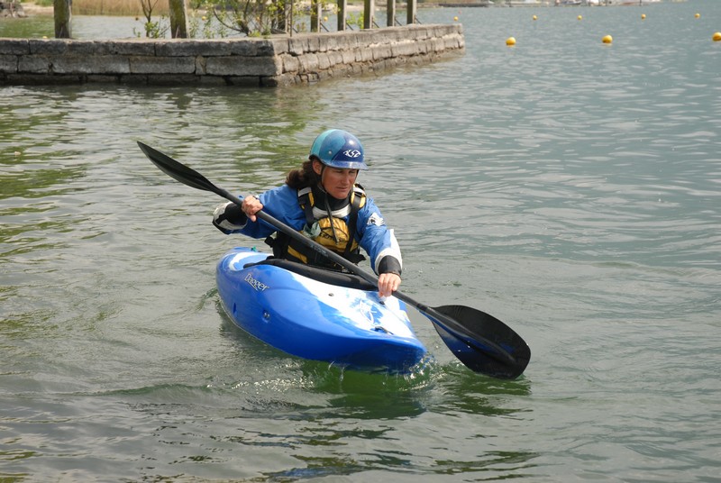 Kajak Bogenschlag rückwärts - Paddelblatt am Bug aus dem Wasser nehmen